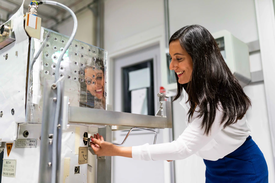 Sistema de visão de máquina inspecionando peças em linha