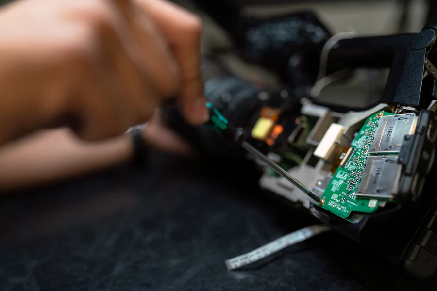 Montagem de placas eletrônicas com auxílio robotizado